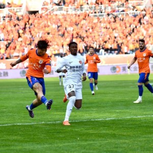 亚博官网-中超-主场三球完胜辽宁铁人 山东泰山收获开门红