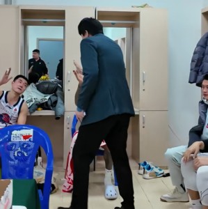 亚博官网-胜辽宁更衣室！邱彪与全队击掌庆祝，讲话重提心态与拼，氛围极佳