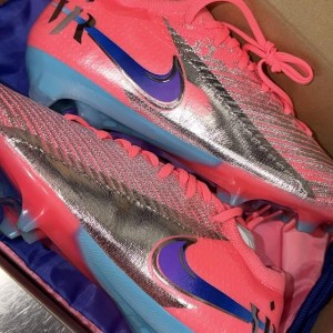 愿望达成，索博斯洛伊晒维尼修斯送给他的后者专属战靴