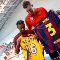 巴尔德&amp;加索尔互换球衣，巴萨官推晒照配文：英雄惜英雄