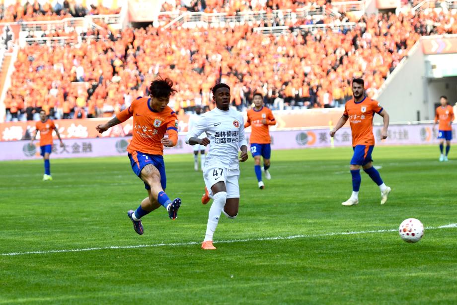 [图]主场三球完胜辽宁铁人 山东泰山收获开门红